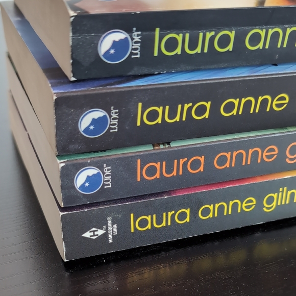 Paranormal Scene Investigations Series 1-4 Hard Magic by Laura Anne Gilman books - Picture 3 of 15